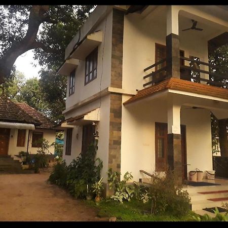 Abru'S Holidays International Travelers Alappuzha Εξωτερικό φωτογραφία