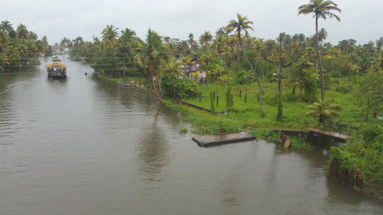 Abru'S Holidays International Travelers Alappuzha Εξωτερικό φωτογραφία