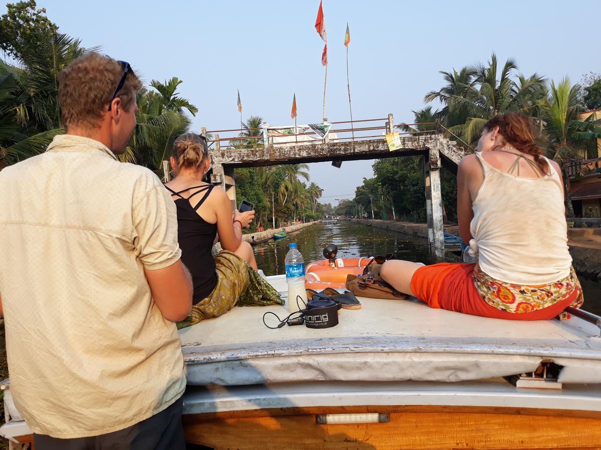 Abru'S Holidays International Travelers Alappuzha Εξωτερικό φωτογραφία