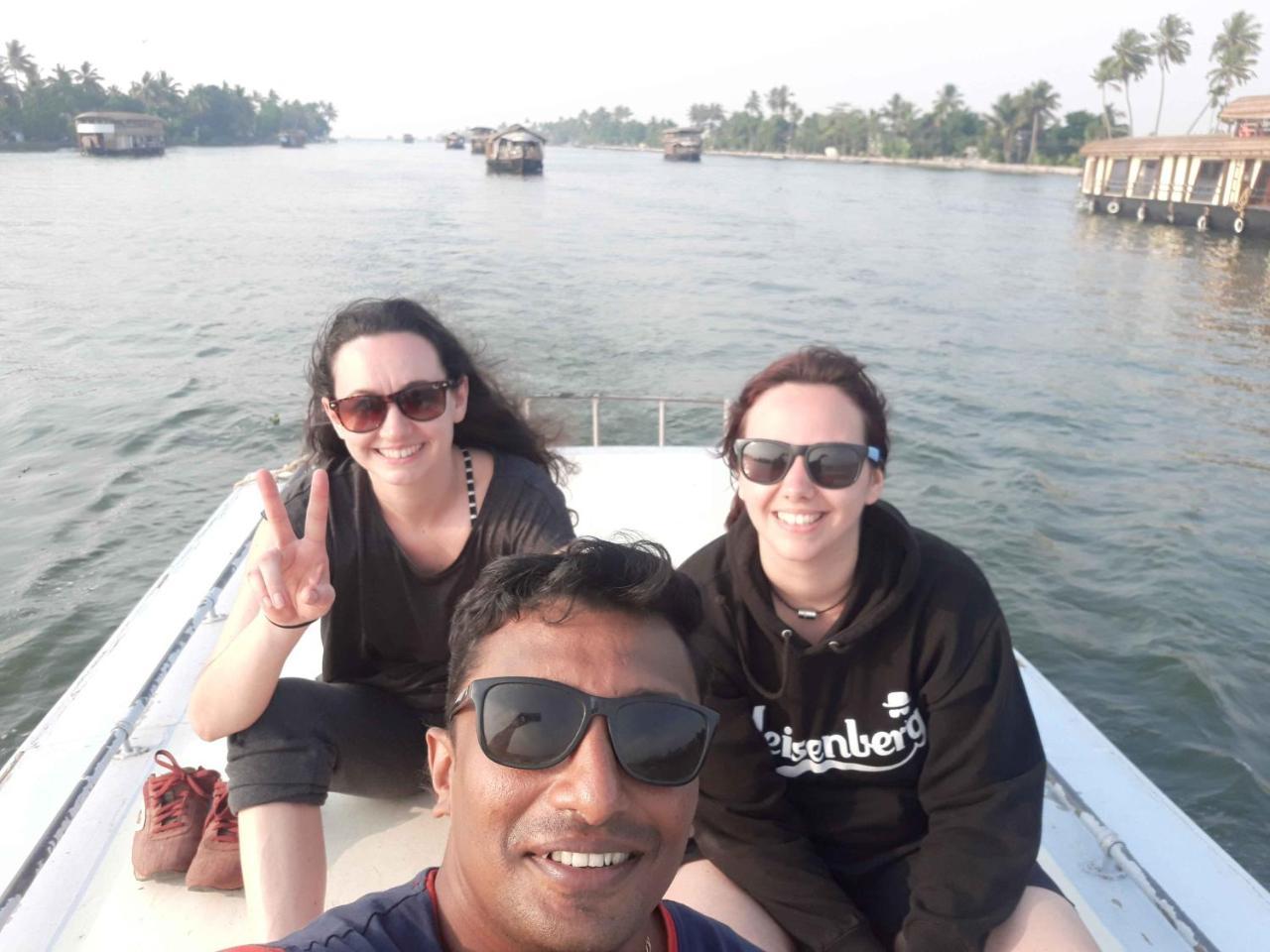 Abru'S Holidays International Travelers Alappuzha Εξωτερικό φωτογραφία